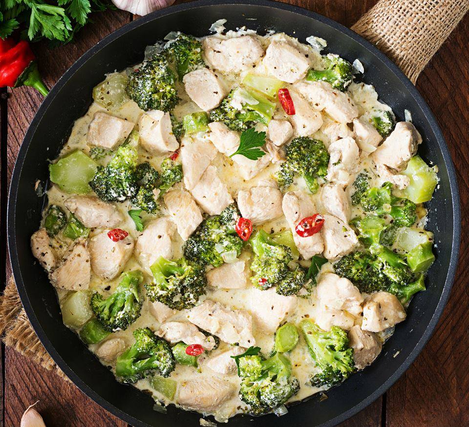 Serpenyőben sül a legfinomabb brokkolis csirkemell