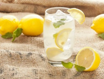 Miért érdemes citromos vizet inni?