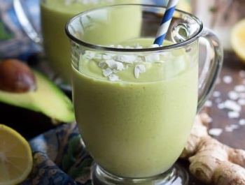 Avokádó turmix kókusztejjel, gyömbérrel és kurkumával