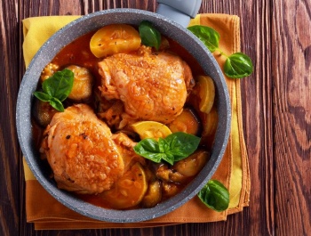 Cukkinivel és padlizsánnal sült omlós csirkecomb