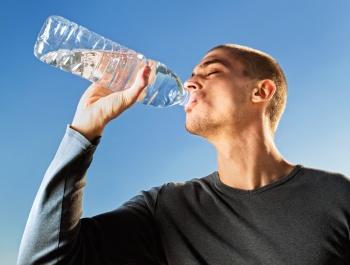 10 figyelmeztető jel arra, ha nagyon kevés vizet iszol!