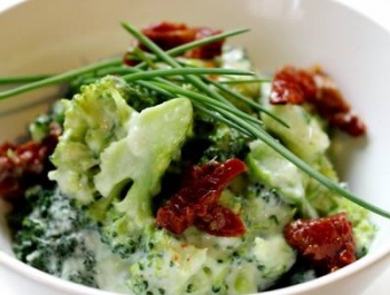 Gorgonzolás brokkoli saláta