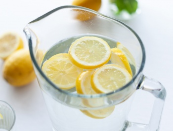 Ez történik a testeddel, ha rászoksz a citromos vízre!