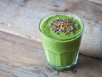 Lime, avokádó és búzafűpor turmix