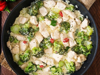 Serpenyőben sül a legfinomabb brokkolis csirkemell