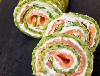 Spenótos tojáslepényrolád sajtkrémmel és hallal