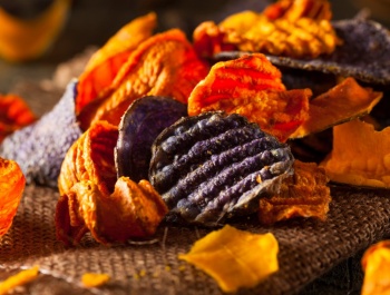 Vegyes fűszeres zöldségchips sütőben sütve